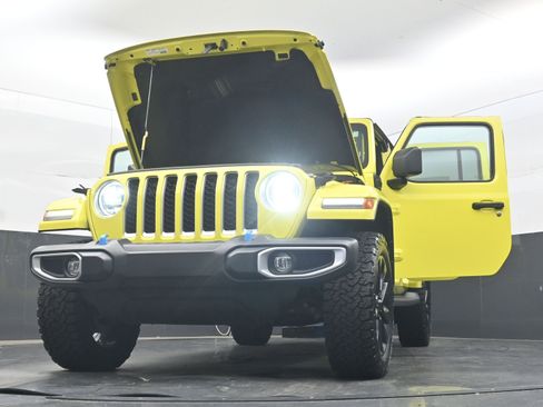 Used 2022 Jeep Wrangler Unlimited Sahara w/ Cold Weather Group AWD/4WD image 41