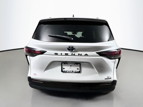 Used 2024 Toyota Sienna XLE FWD image 6