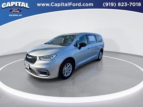 Used 2024 Chrysler Pacifica Touring-L image 4