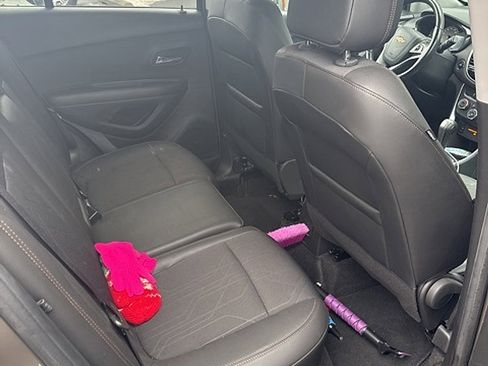 Used 2022 Chevrolet Trax LT w/ LT Convenience Package image 11