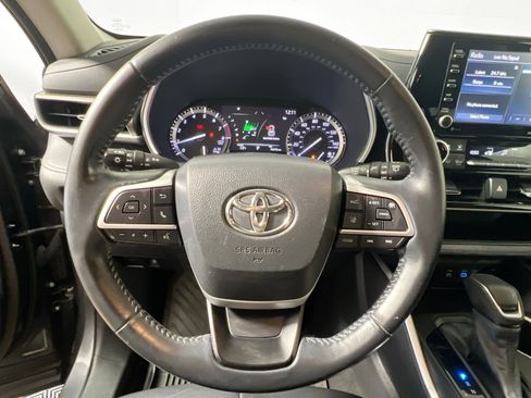 Used 2022 Toyota Highlander XLE FWD image 17