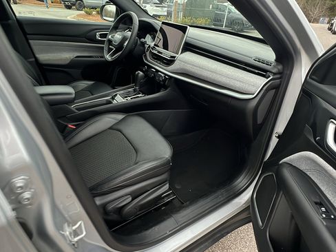 Used 2024 Jeep Compass Latitude image 19