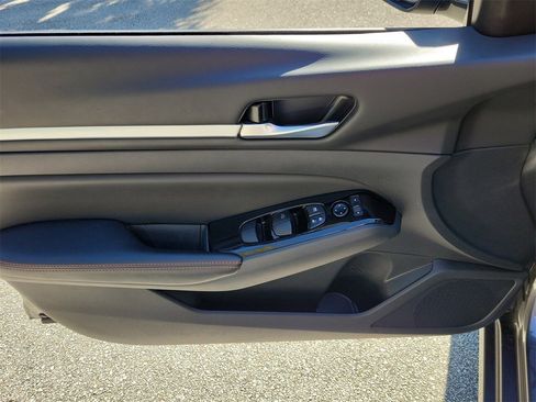 Used 2025 Nissan Altima 2.5 SR image 13