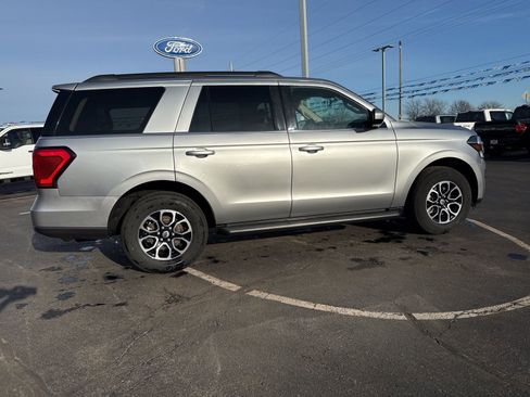 Used 2024 Ford Expedition XLT image 4