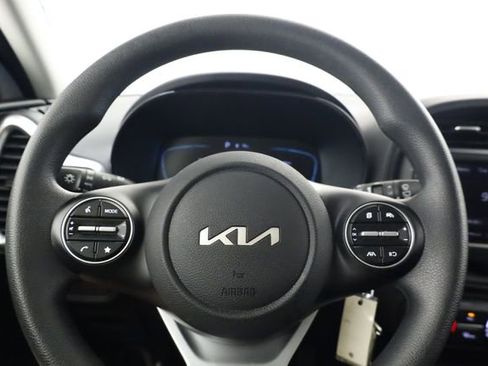 Used 2025 Kia Soul LX w/ LX Technology Package FWD image 16