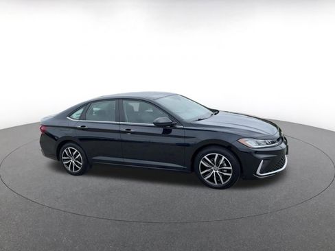 Used 2025 Volkswagen Jetta SE image 2