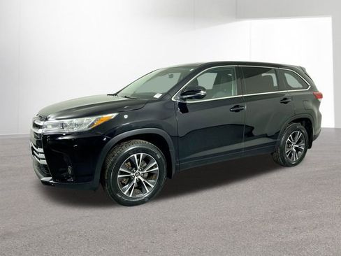 Used 2018 Toyota Highlander LE image 2