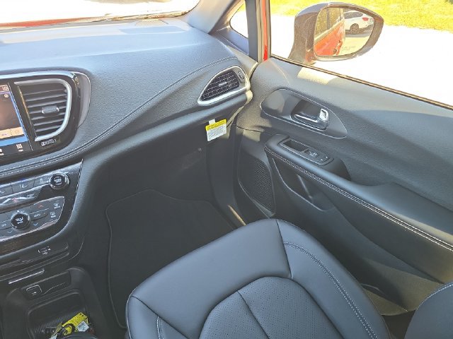 New 2026 Chrysler Pacifica Select w/ S Appearance Package FWD image 12