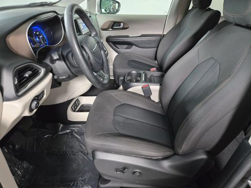 Used 2019 Chrysler Pacifica Touring Plus w/ Tire & Wheel Group FWD image 10