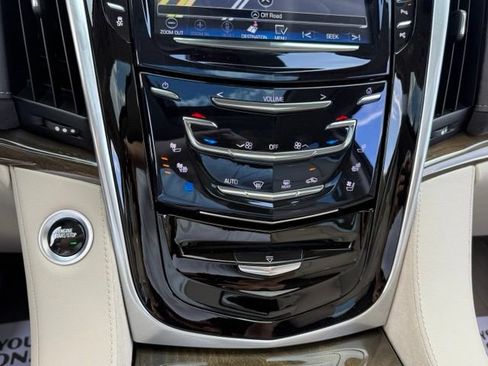 Used 2020 Cadillac Escalade Premium Luxury AWD/4WD image 22