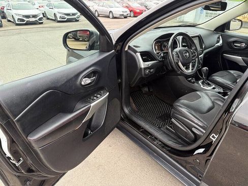 Used 2017 Jeep Cherokee Trailhawk w/ Cold Weather Group image 16