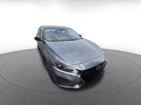 Used 2025 Nissan Altima 2.5 SV FWD image 3