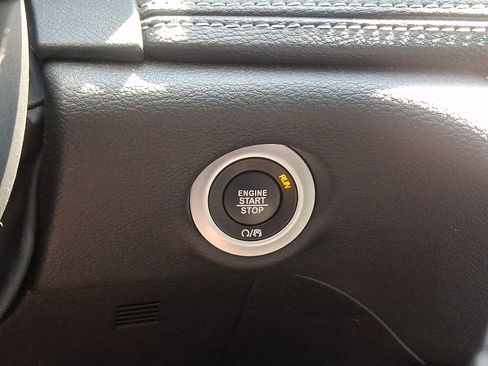 Used 2025 Chrysler Pacifica Limited FWD image 26