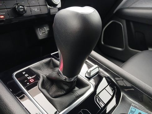 Used 2023 Jeep Compass Latitude image 11