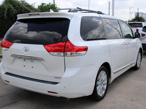 Used 2014 Toyota Sienna Limited w/ Limited Premium Package FWD image 11