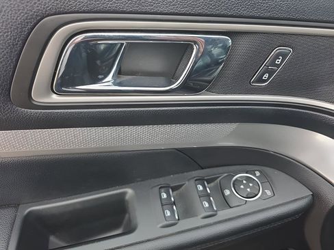 Used 2016 Ford Explorer XLT w/ Equipment Group 202A image 9