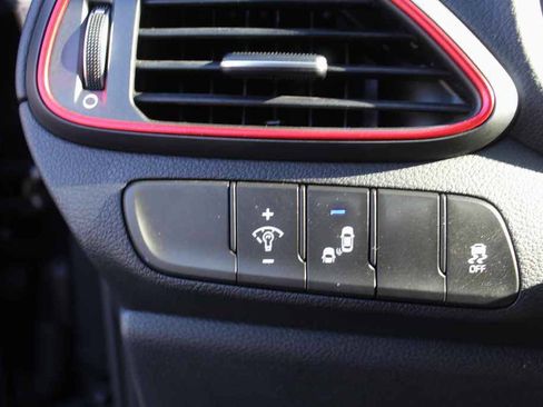 Used 2018 Hyundai Elantra GT Sport FWD image 12