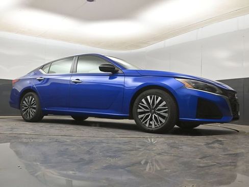Used 2025 Nissan Altima 2.5 SV FWD image 9