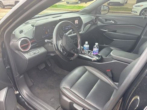 Used 2025 Chevrolet Trax RS w/ Sunroof Package FWD image 7