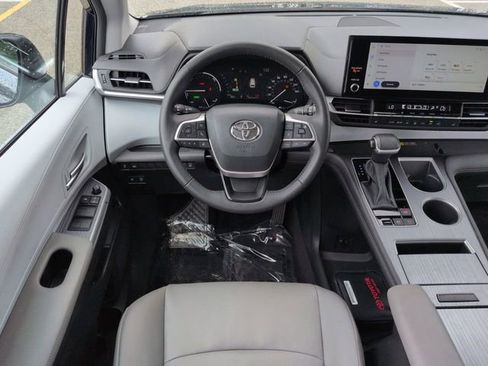Used 2025 Toyota Sienna XLE FWD image 16