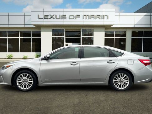 Used 2018 Toyota Avalon Limited image 2