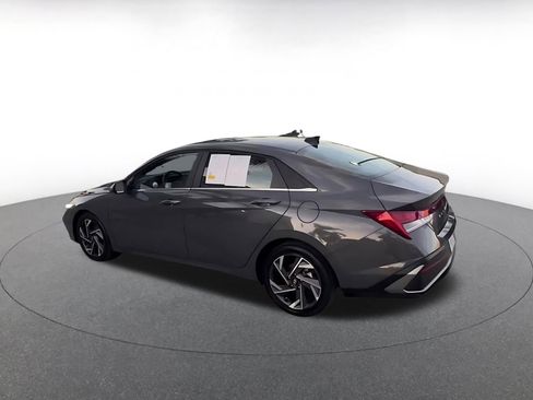 Used 2025 Hyundai Elantra Limited image 10