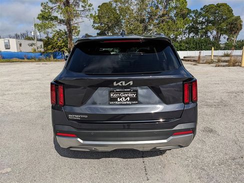 Certified 2025 Kia Sorento EX image 8