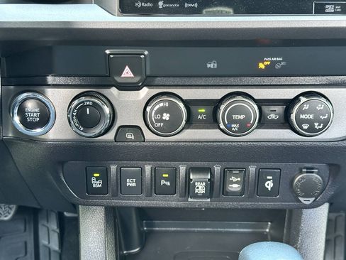 Used 2019 Toyota Tacoma TRD Off-Road w/ Technology Package AWD/4WD image 29