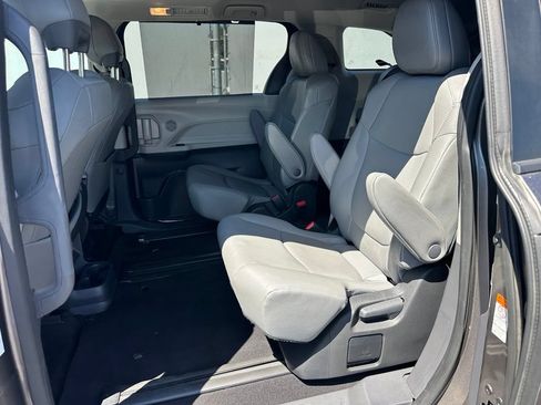 Used 2024 Toyota Sienna XLE FWD image 10