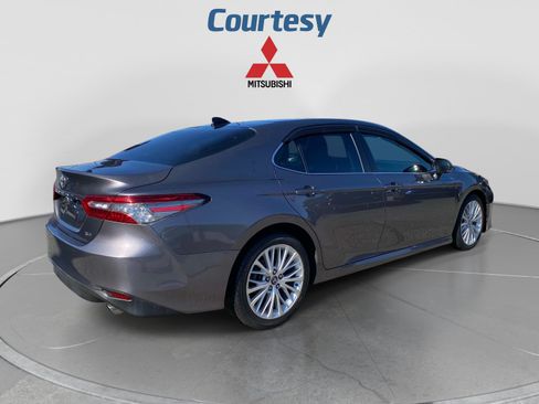 Used 2019 Toyota Camry XLE w/ Navigation Package FWD image 5