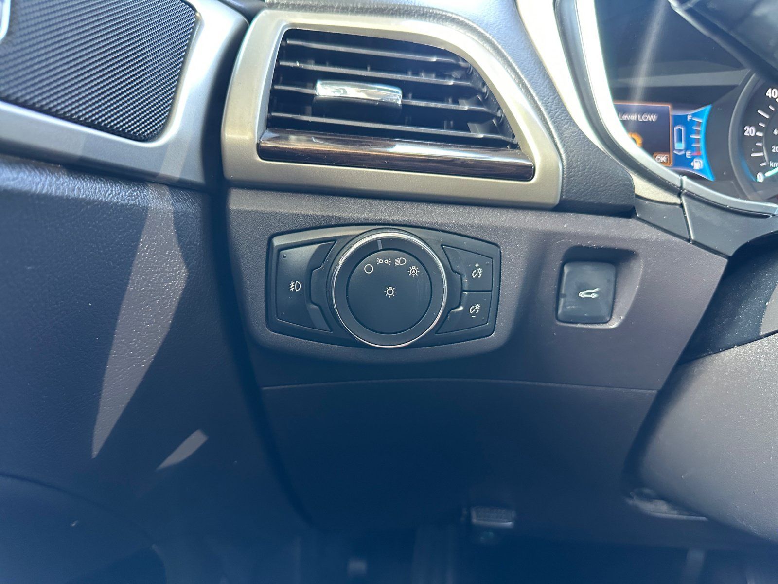Used 2016 Ford Fusion Energi SE FWD image 18