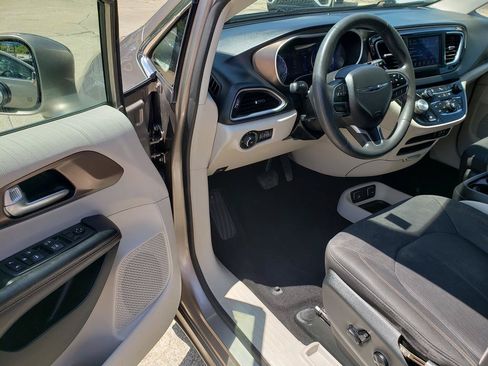 Used 2018 Chrysler Pacifica Touring Plus FWD image 12