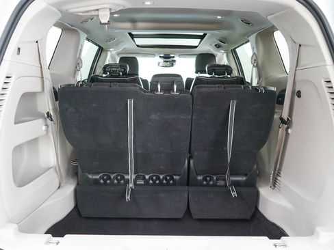 Used 2023 Chrysler Pacifica Limited FWD image 9