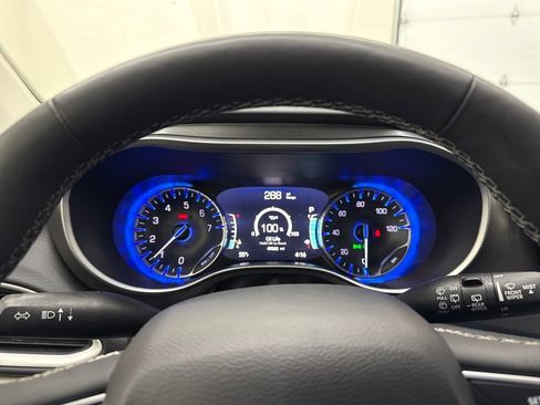 Used 2024 Chrysler Pacifica Touring-L image 16