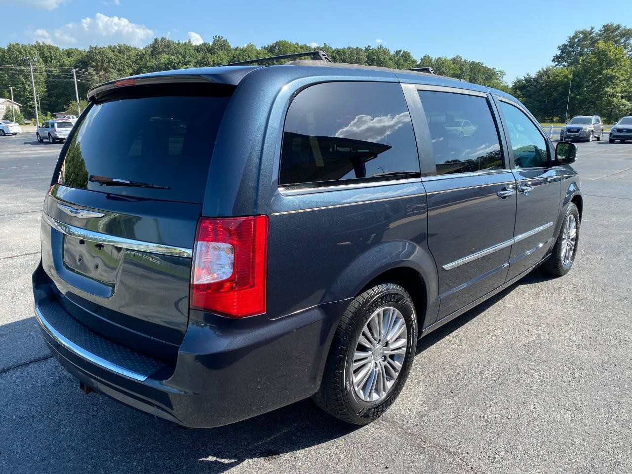 Used 2014 Chrysler Town & Country Touring-L w/ Driver Convenience Group FWD image 6