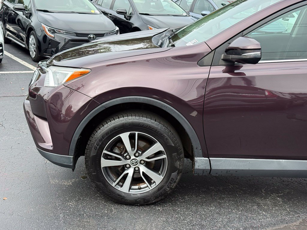 Used 2018 Toyota RAV4 XLE AWD/4WD image 2