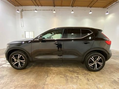 Used 2025 Volvo XC40 B5 Core AWD/4WD image 2