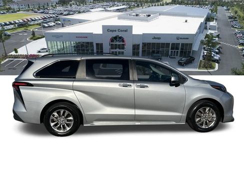 Used 2024 Toyota Sienna XLE FWD image 5