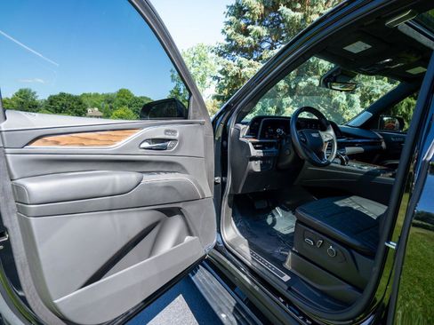 Used 2023 Cadillac Escalade Sport Platinum w/ LPO, ONYX Package AWD/4WD image 11