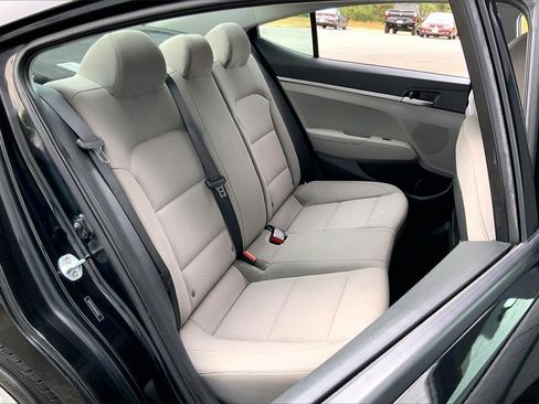 Used 2019 Hyundai Elantra SE image 19
