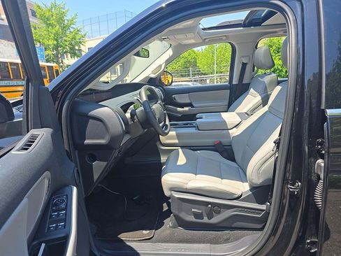 Used 2025 Ford Expedition Active AWD/4WD image 5