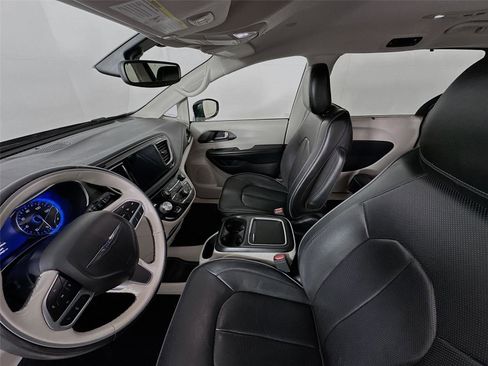 Used 2019 Chrysler Pacifica Limited image 11