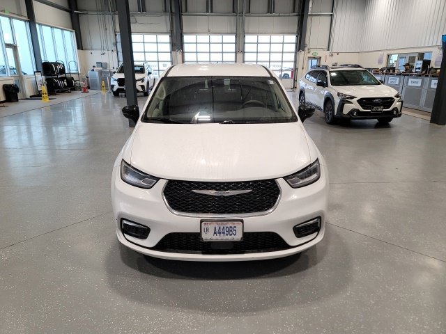 Used 2024 Chrysler Pacifica Touring-L FWD image 2