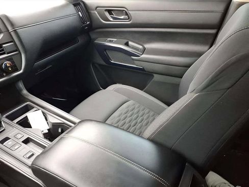 Used 2024 Nissan Pathfinder S image 12