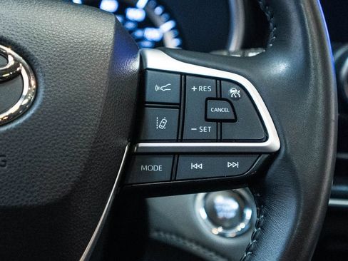 Used 2023 Toyota Highlander XLE AWD/4WD image 17