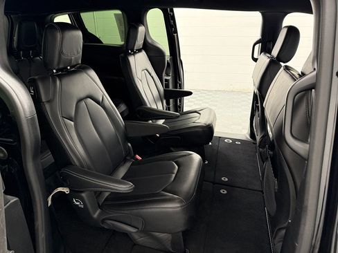 Used 2023 Chrysler Pacifica Touring-L w/ S Appearance Package FWD image 14