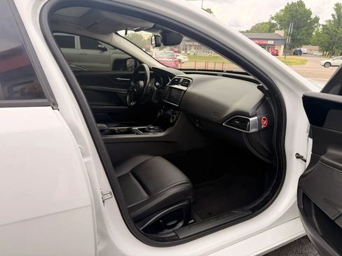 Used 2017 Jaguar XE RWD image 31