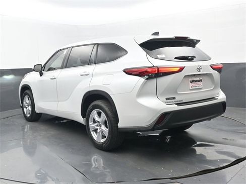Used 2022 Toyota Highlander LE image 3