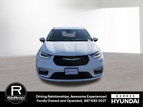 Used 2023 Chrysler Pacifica Touring-L FWD image 3