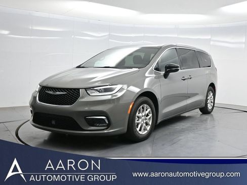 Used 2025 Chrysler Pacifica Select FWD image 1